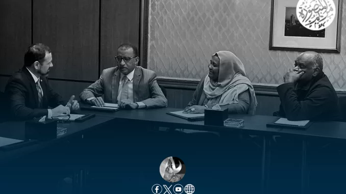 الدكتورة مريم الصادق المهدي مع المهندس عمر الدقير والدكتور الشفيع خضر والمبعوث الأمريكي للسودان